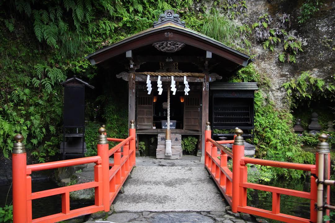 Zeniarai Benzaiten Ugafuku Shrine